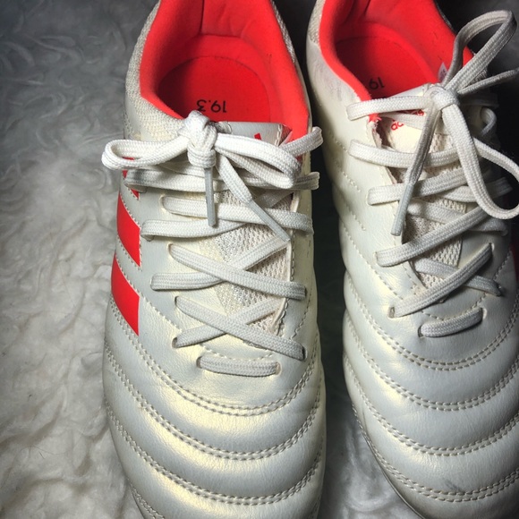 White and orange soccer shoes! :) size 5! - Picture 4 of 4